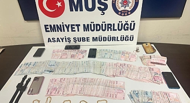 Muş'ta kuyumcuya sahte altın sattığı iddiasıyla 6 kişi tutuklandı