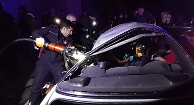 Muş'ta refüje çarpan araç hurdaya döndü: 2 yaralı