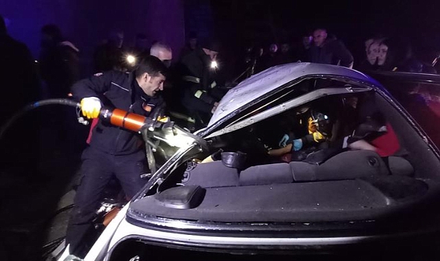 Muş'ta refüje çarpan araç hurdaya döndü: 2 yaralı
