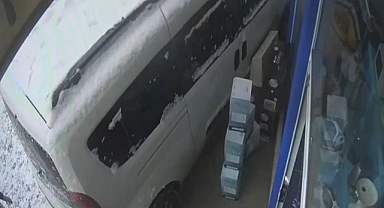 Muş'ta U dönüşü yapan araca çarpmamak için manevra yapan sürücü mağazaya girdi