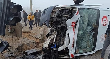 Muş'tan Elazığ'a hasta taşıyan ambulans kaza yaptı