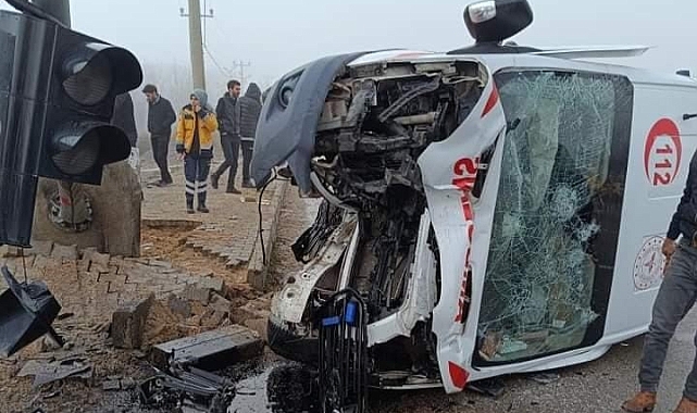 Muş'tan Elazığ'a hasta taşıyan ambulans kaza yaptı