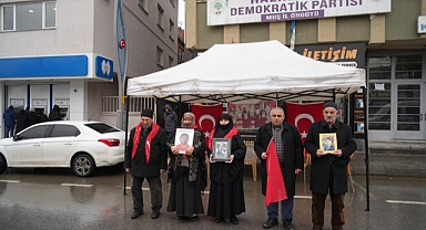 Muşlu aileler soğuk havaya rağmen evlat nöbetine devam ediyor