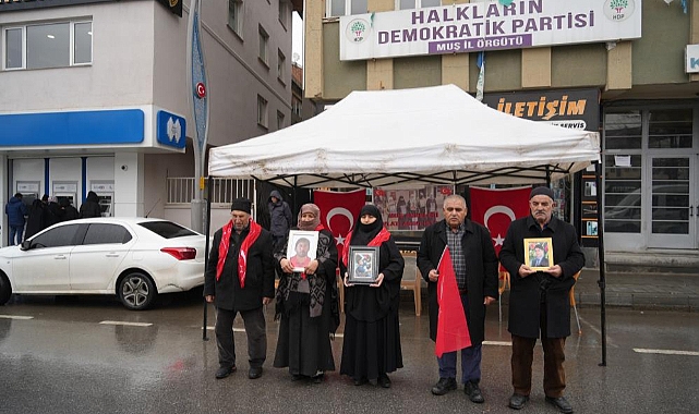 Muşlu aileler soğuk havaya rağmen evlat nöbetine devam ediyor