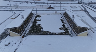 Muşlular 1984 Muşspor ve Adana 1954 FK maç iptalini önlemek için stadyumu kürekle temizledi