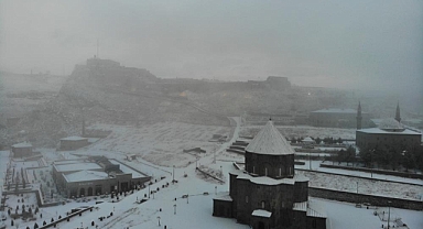 O il  beyaz gelinliğini giydi: Kentte 1 aydır beklenen kar yağdı
