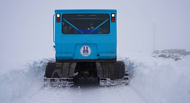 Okula giden minikler kar nedeniyle okulda mahsur kaldı
