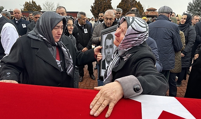 Otobüs kazasında yaralananlara müdahale ederken hayatını kaybeden profesöre veda