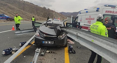 Otomobil bariyerlere ok gibi saplandı: 1 ölü 1 yaralı