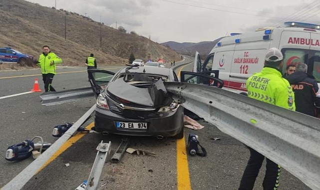Otomobil bariyerlere ok gibi saplandı: 1 ölü 1 yaralı