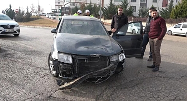 Otomobil ile motosiklet çarpıştı: 2 yaralı