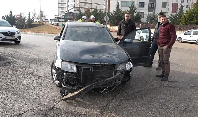 Otomobil ile motosiklet çarpıştı: 2 yaralı