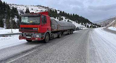 Otomobil tıra çarptı: 1 yaralı