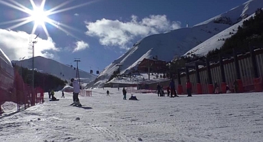 Palandöken Kayak Merkezi’nde hafta sonu yoğunluğu