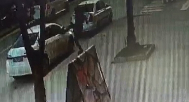 Park halindeki otomobilin dikiz aynasına tekme atarak kıran şahıs güvenlik kamerası saniye saniye kaydetti