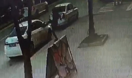 Park halindeki otomobilin dikiz aynasına tekme atarak kıran şahıs güvenlik kamerası saniye saniye kaydetti