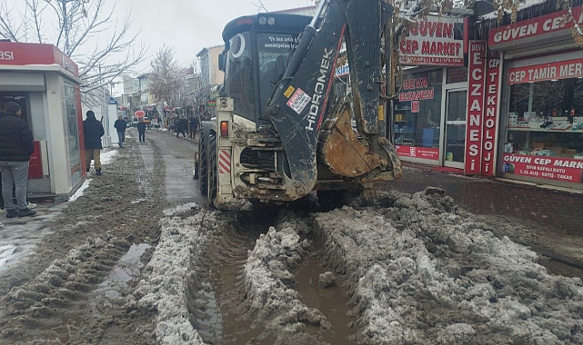 Patnos Belediyesi  karla mücadeleyi sürdürüyor