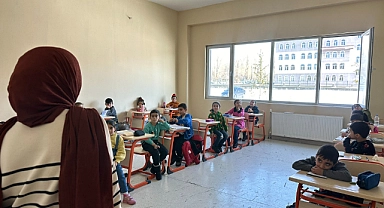 Patnos Gençlik Merkezi minik öğrencilere ücretsiz dil kursları imkanı sağlıyor