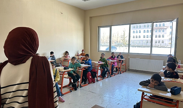 Patnos Gençlik Merkezi minik öğrencilere ücretsiz dil kursları imkanı sağlıyor