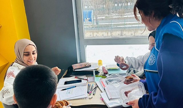 Patnos Gençlik Merkezi'nden esnaflara ve öğrencilere kandil simidi ikramı