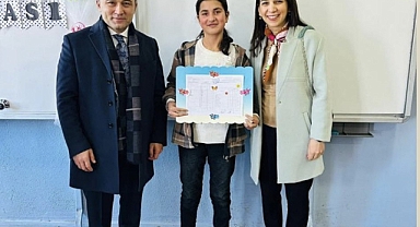 Patnos İlçe Kaymakamı Cankatar öğrencilerin karne heyecanına ortak oldu