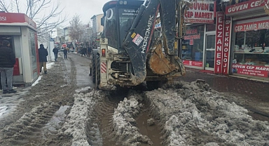 Patnos'ta belediyenin karla mücadele mesaisi devam ediyor (Videolu Haber)