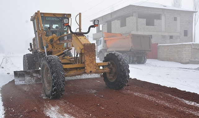 Patnos'ta doğalgaz sebebiyle hasar gören yollar onarılıyor