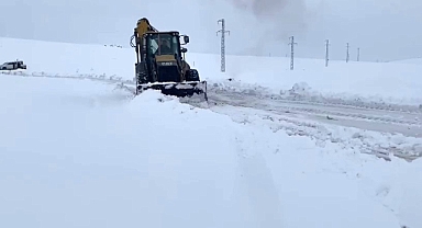 Patnos'ta kapanan 72 köy yolları ulaşıma açılma çalışmaları sürüyor