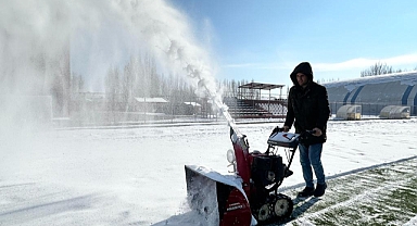 Patnos'ta karla kaplanan futbol sahası kar savurma aracı ile temizlendi