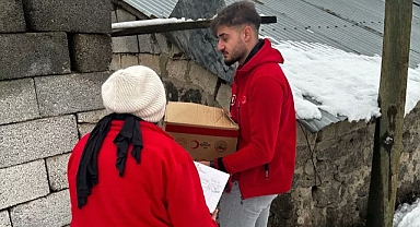 Patnos'ta Kızılay Gönüllüleri çalmadık kapı bırakmıyorlar