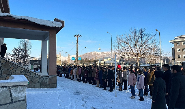 Patnos'ta şehit askerler için saygı duruşunda bulunuldu