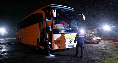 Polis servis aracı ile otobüs çarpıştı: Yaralılar var (Videolu Haber)