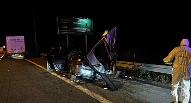Polislerin içinde bulunduğu otomobil ile tır çarpıştı: 1 ölü 2 yaralı