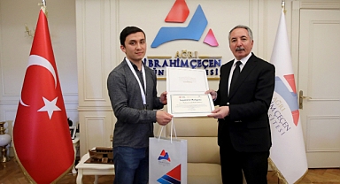 Rektör Karabulut, Türkiye Birincisi Olan Münazara Takımı Öğrencilerini Ağırladı