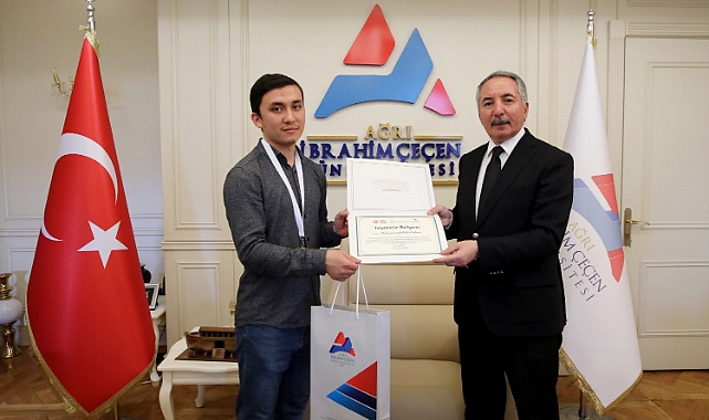 Rektör Karabulut, Türkiye Birincisi Olan Münazara Takımı Öğrencilerini Ağırladı