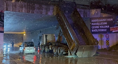 Seyir halindeki tırın dorsesi açılarak köprüye sıkıştı