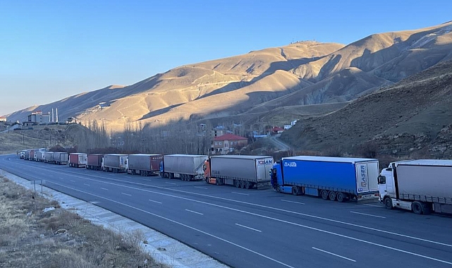 Sınır kapısında kilometrelerce TIR kuyruğu oluştu
