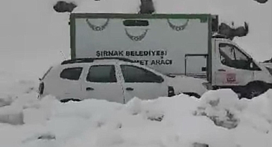 Şırnak-Hakkari yolu buzlanma nedeniyle kayan tır yolu ulaşıma kapattı