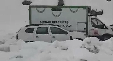 Şırnak-Hakkari yolu buzlanma nedeniyle kayan tır yolu ulaşıma kapattı