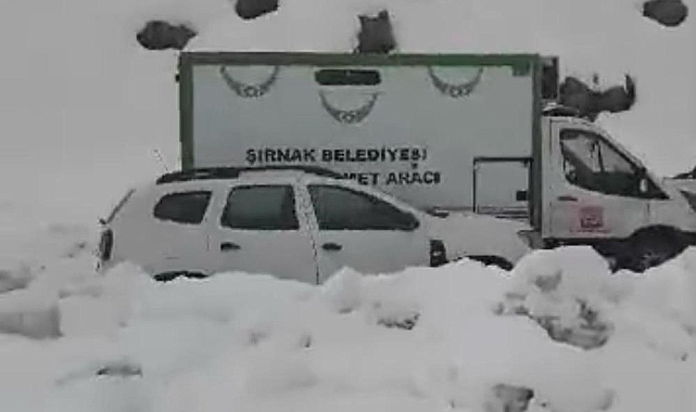 Şırnak-Hakkari yolu buzlanma nedeniyle kayan tır yolu ulaşıma kapattı
