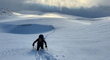 Süphan Dağı’na tırmanan dağcıların yüzü buz tuttu