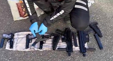 Şüpheli takside 2 otomatik tüfek ile 4 tabanca ele geçirildi