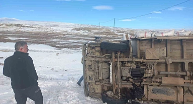 Susuz'da saman yüklü kamyonet devrildi