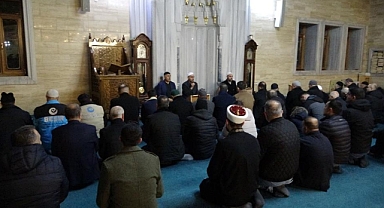 Tatvan’da sabah namazında buluşan vatandaşlar şehitler için dua etti