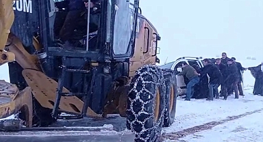 Taziye ziyareti için gelen vatandaşlar yolda kaldı iş makinasıyla kurtarıldı