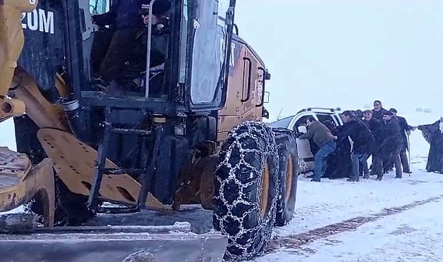 Taziye ziyareti için gelen vatandaşlar yolda kaldı iş makinasıyla kurtarıldı