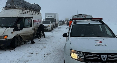 Tendürek Geçidi kapandı, sürücülerin imdadına Ağrı Kızılay yetişti