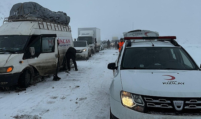 Tendürek Geçidi kapandı, sürücülerin imdadına Ağrı Kızılay yetişti