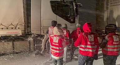 Tendürek Geçidi'nde mahsur kalan sürücülerin imdadına Kızılay yetişti