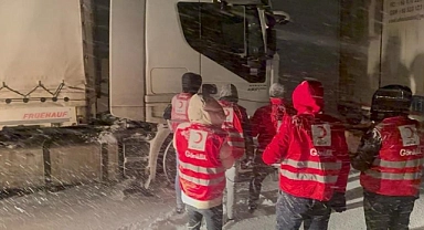 Tendürek Geçidi'nde mahsur kalan sürücülerin imdadına Kızılay yetişti
